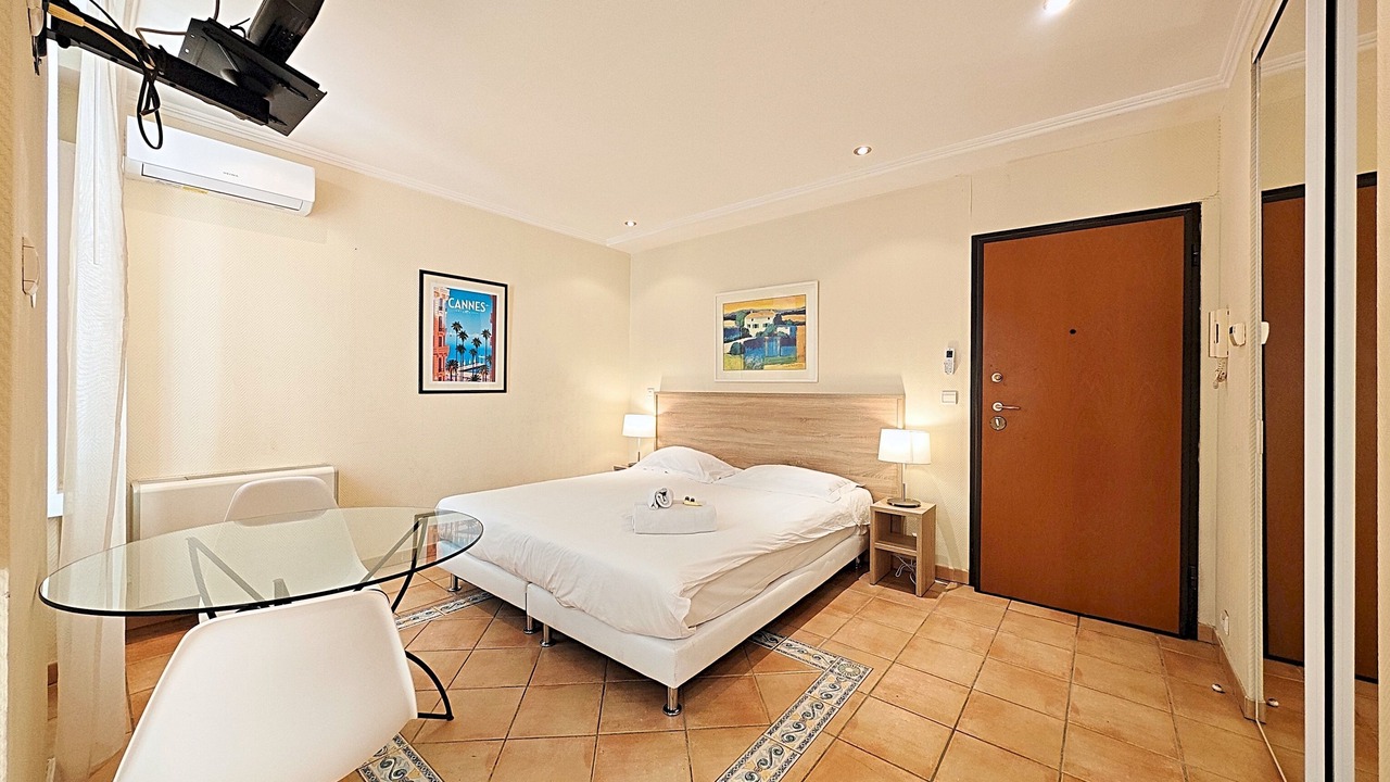 Photo of Bedroom in Cannes City Centre