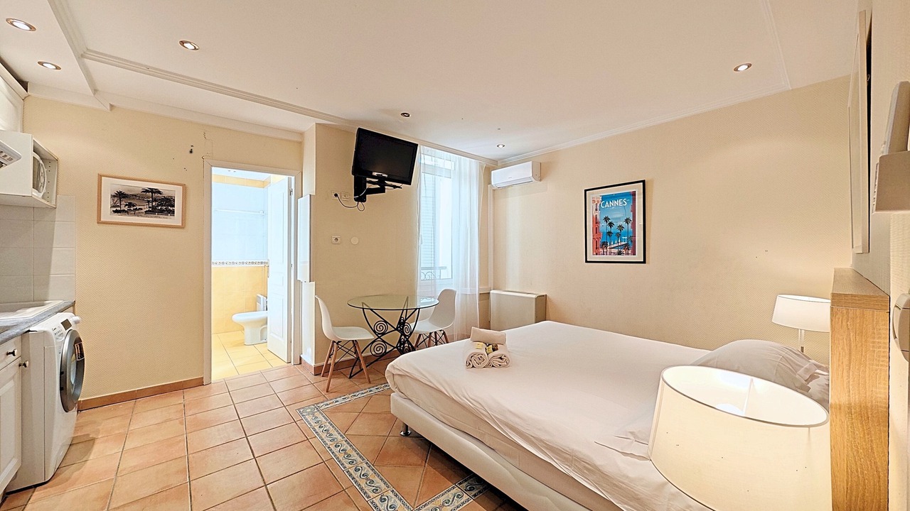 Photo of Bedroom in Cannes City Centre