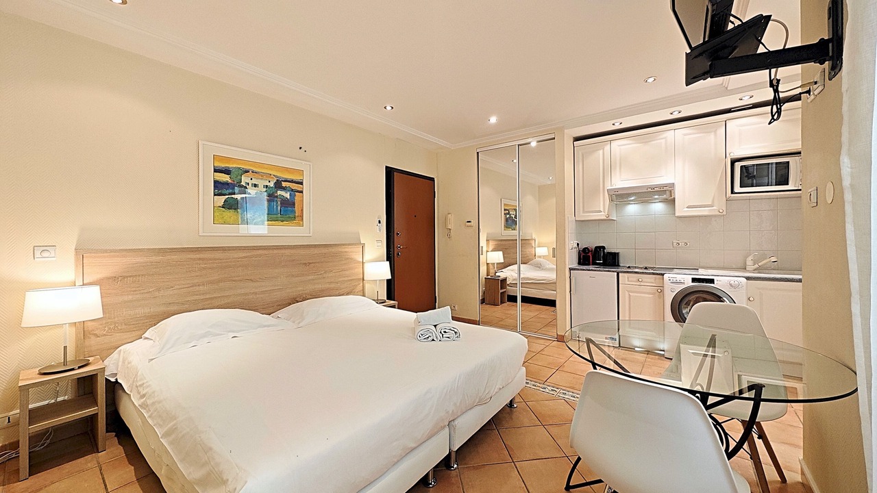 Photo of Bedroom in Cannes City Centre