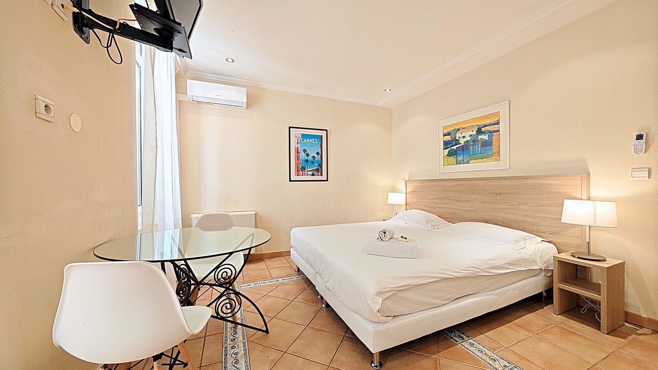 Photo of Bedroom in Cannes City Centre