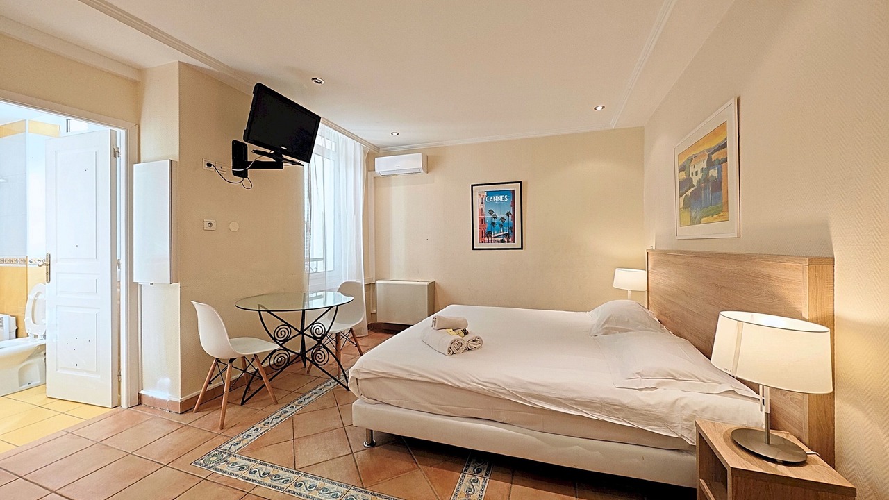 Photo of Bedroom in Cannes City Centre