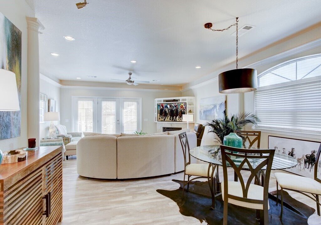 Photo of Livingroom in Mid America