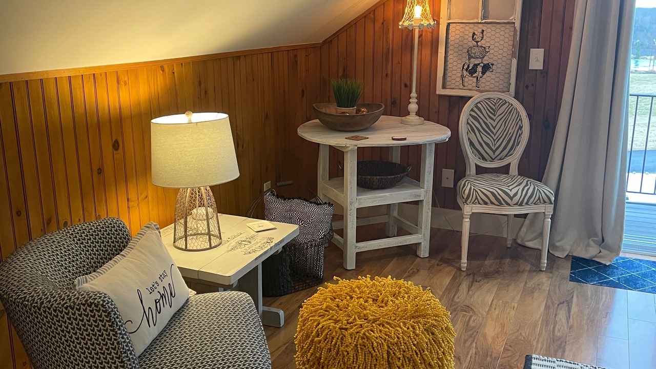 Photo of Livingroom in Boyd Tavern