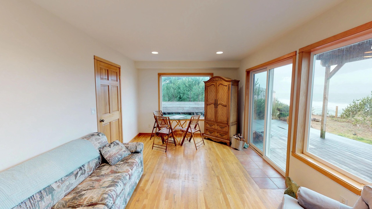 Photo of Bedroom in Gleneden Beach