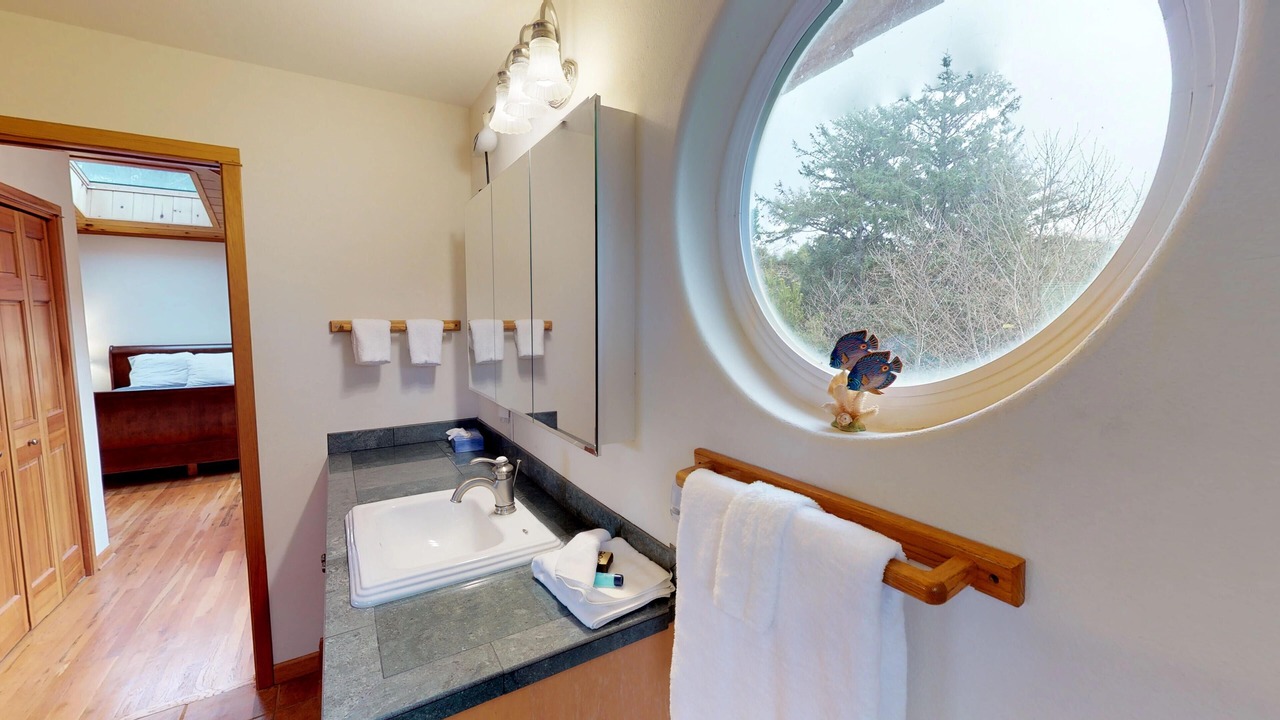 Photo of Bathroom in Gleneden Beach