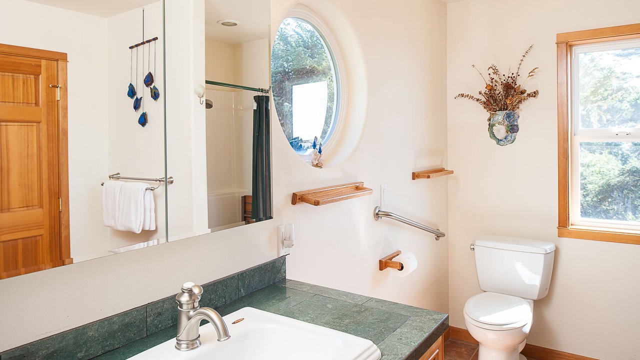 Photo of Bathroom in Gleneden Beach