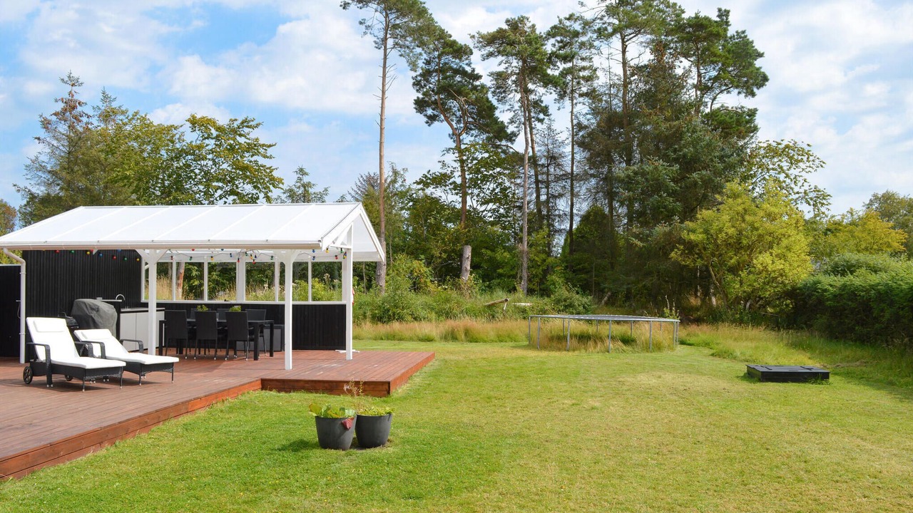 Photo of Others in Hou