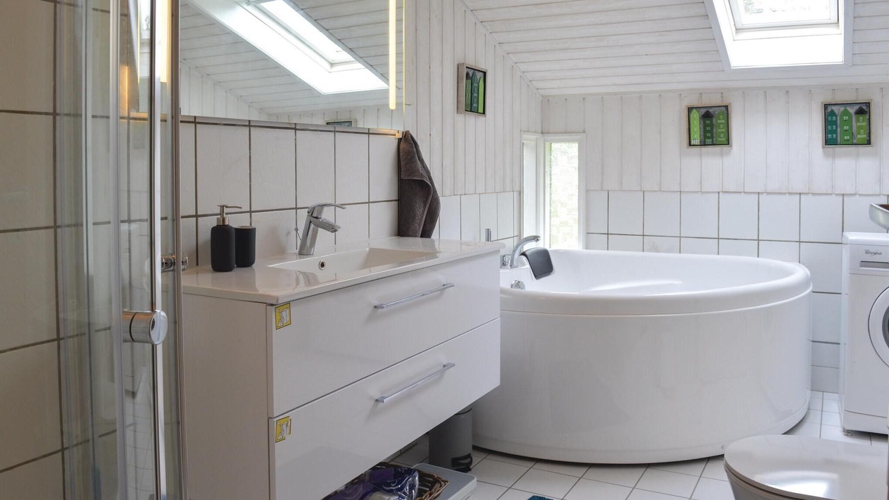 Photo of Others in Hou