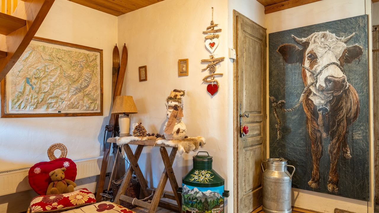 Photo of Others in Thones