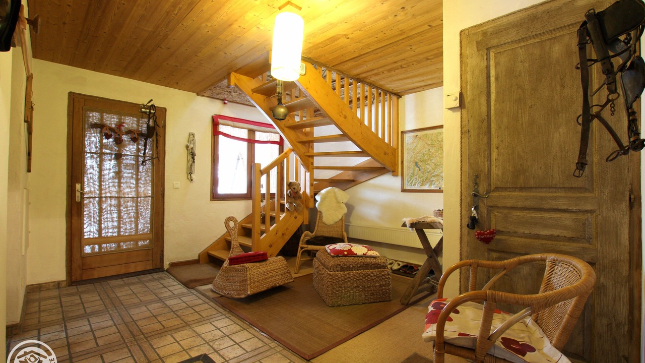 Photo of Others in Thones