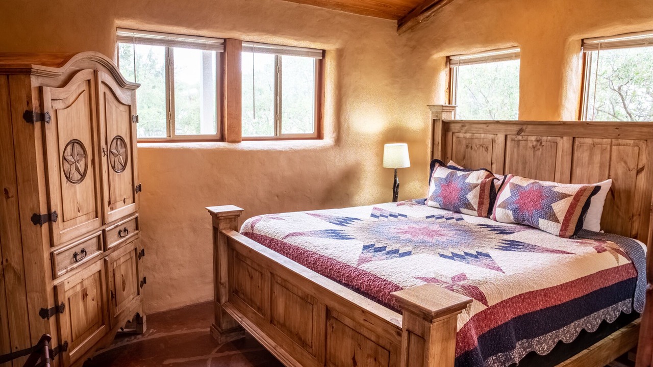 Photo of Bedroom in Uvalde