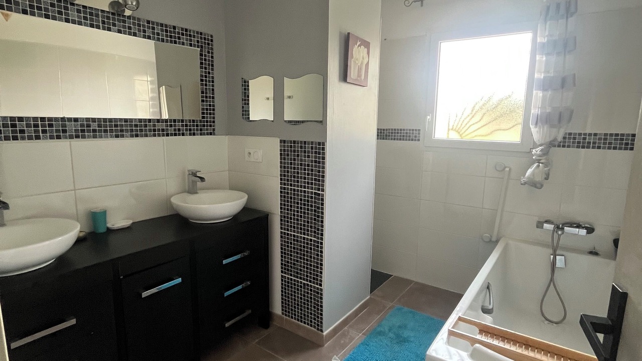 Photo of Bathroom in Sainte-Cecile-les-Vignes