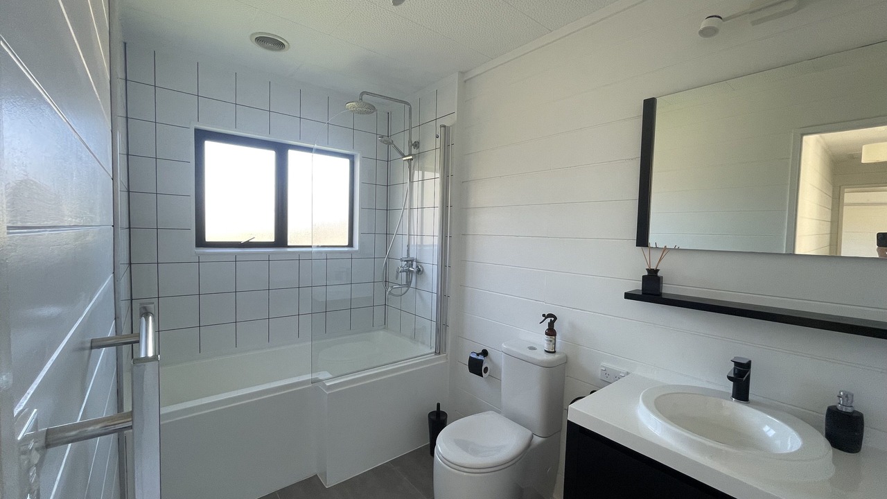 Photo of Bathroom in Onetangi