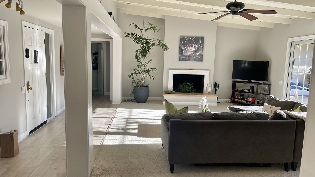 Photo of Livingroom in Woodland Hills