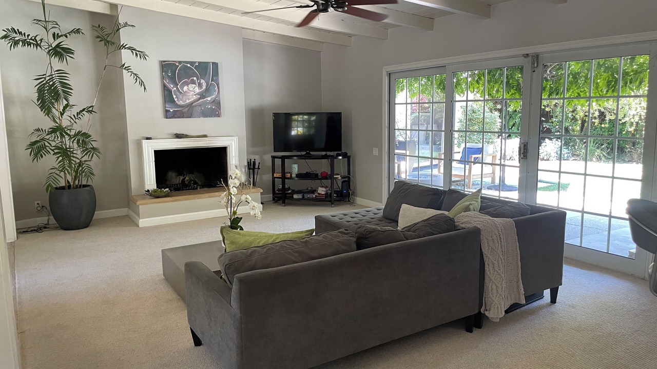 Photo of Livingroom in Woodland Hills