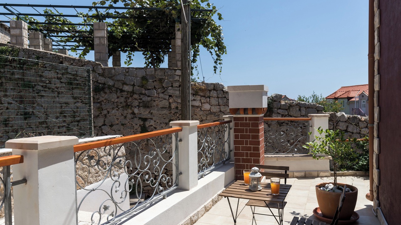 Photo of Patio Balcony in Gornji Kono