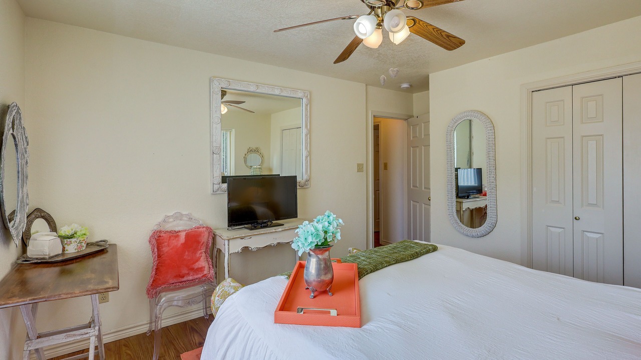 Photo of Bedroom in Leon Junction
