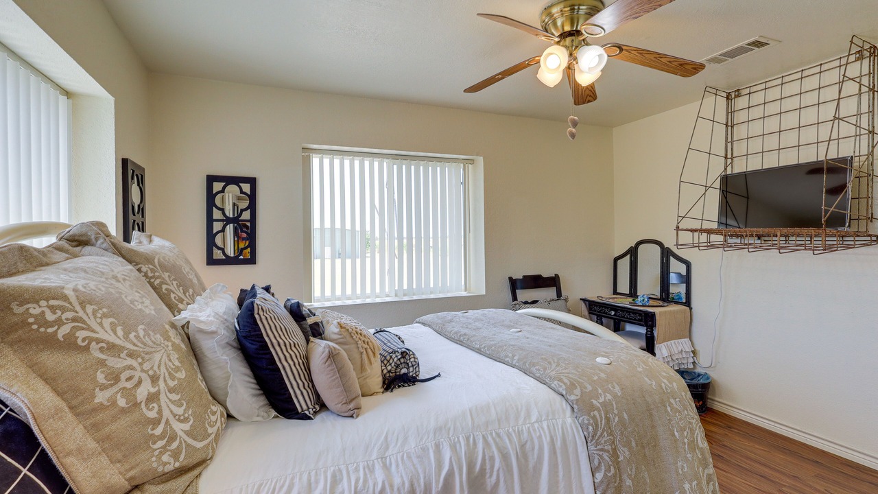 Photo of Bedroom in Leon Junction