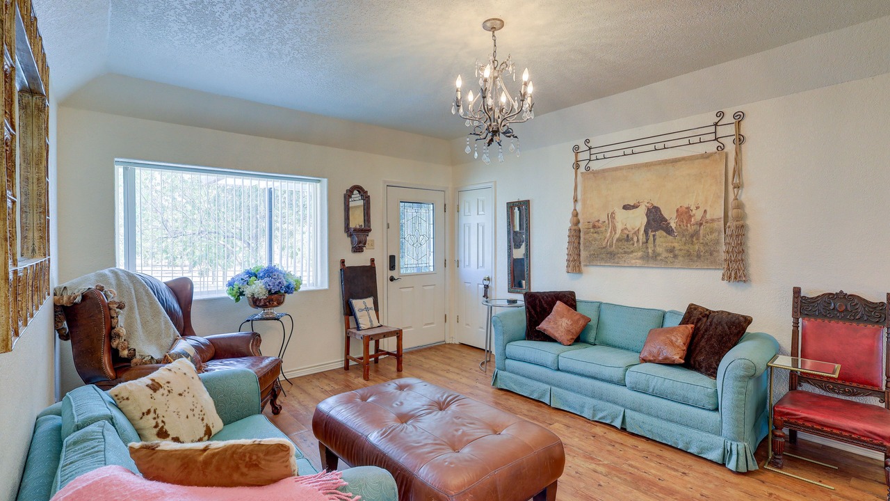 Photo of Livingroom in Leon Junction