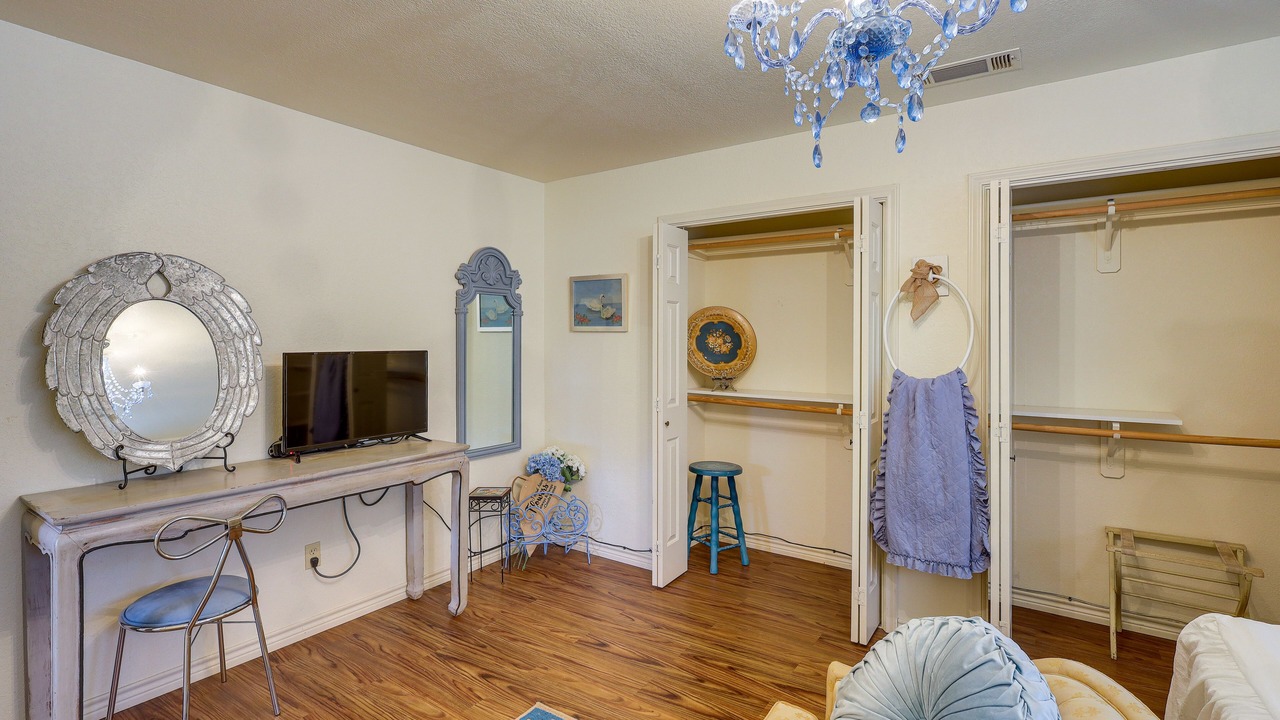 Photo of Livingroom in Leon Junction
