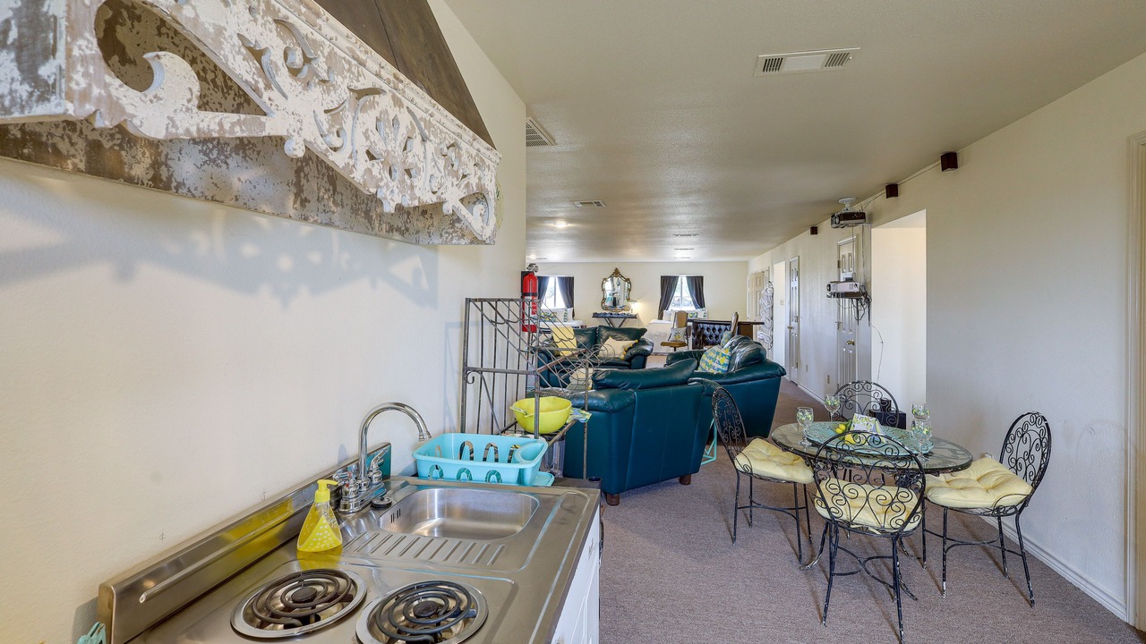 Photo of Livingroom in Leon Junction