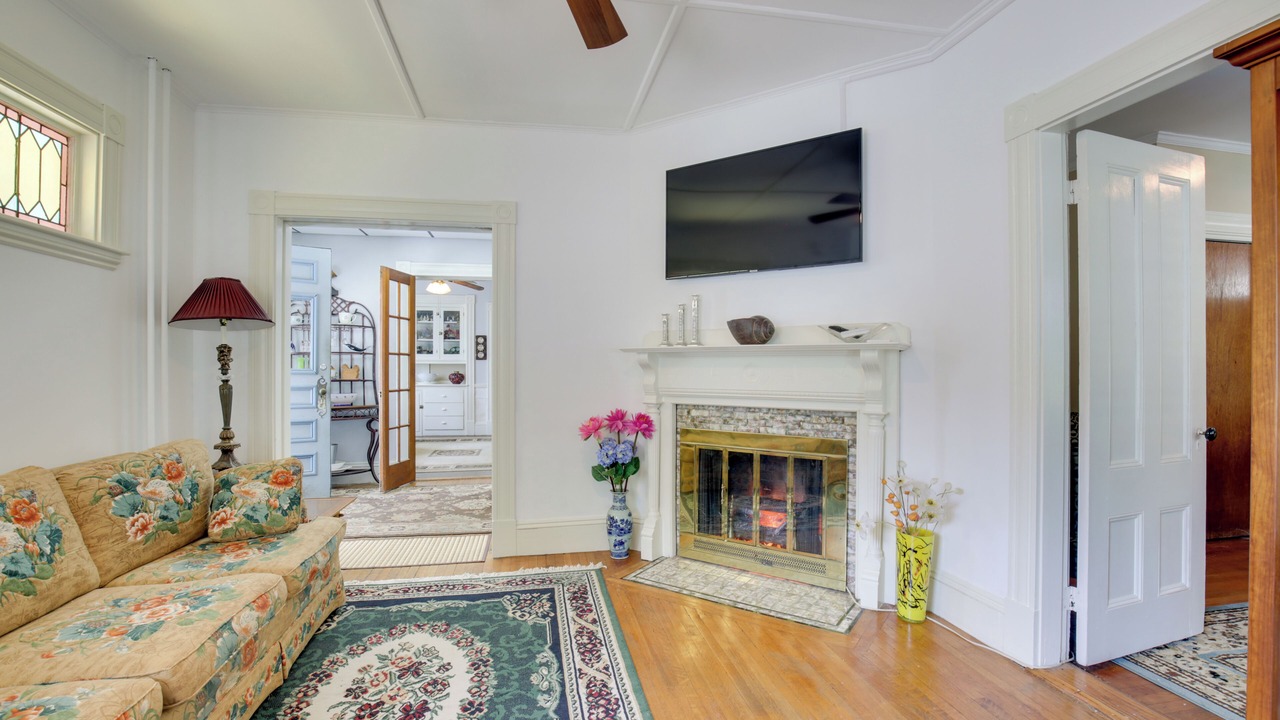 Photo of Livingroom in Beverly