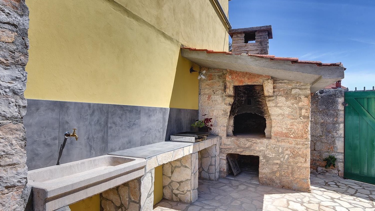 Photo of Patio Balcony in Gajana