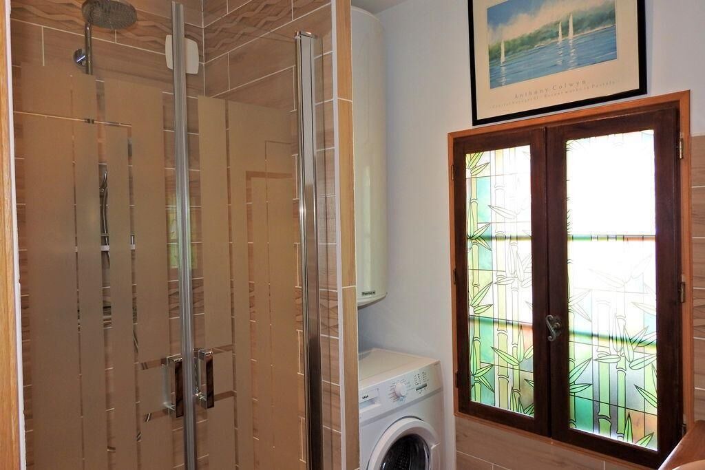 Photo of Bathroom in Droyes