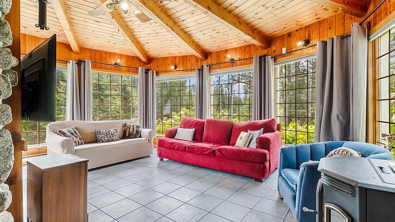 Photo of Livingroom in Val-des-Lacs
