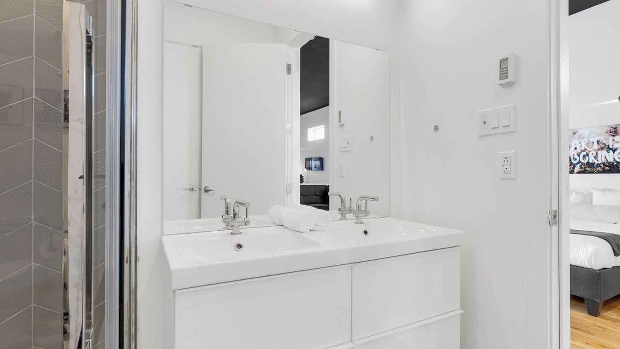 Photo of Bathroom in La Petite-Patrie