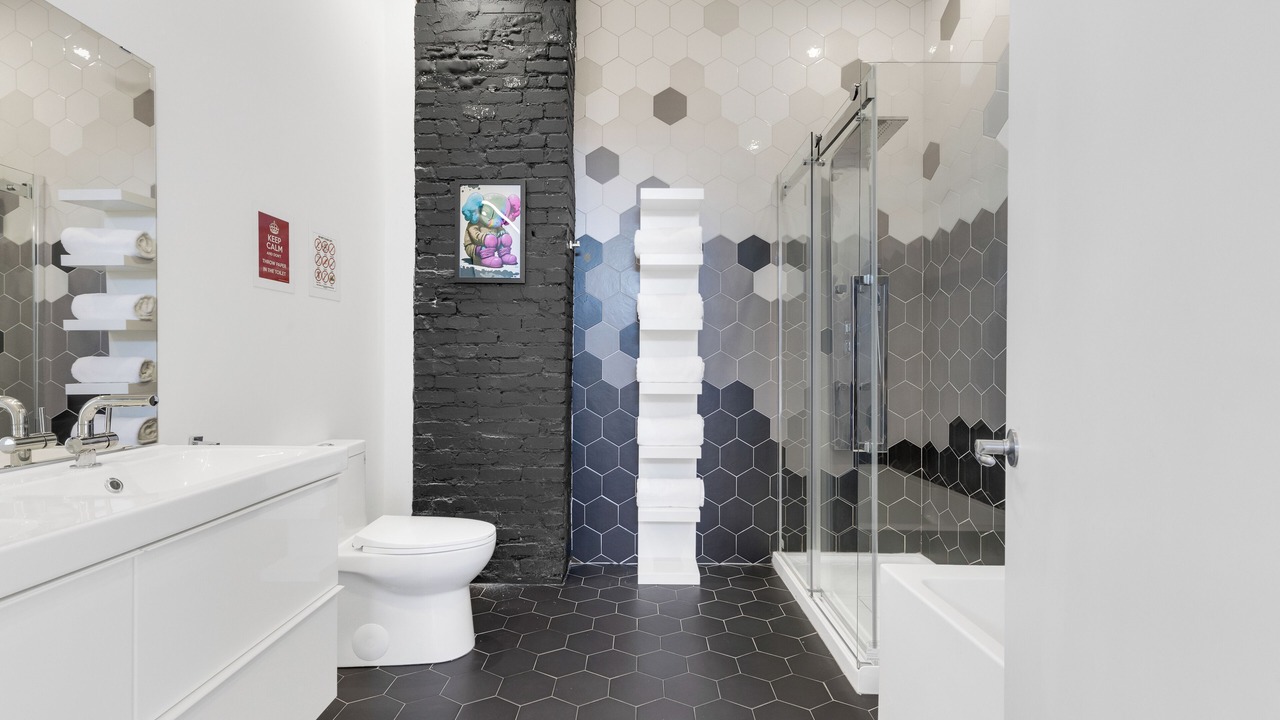 Photo of Bathroom in La Petite-Patrie