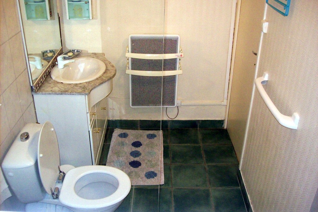 Photo of Bathroom in Englancourt