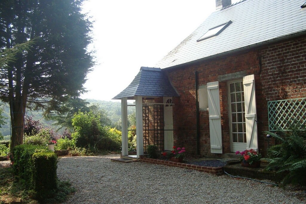 Photo of Buildings in Englancourt