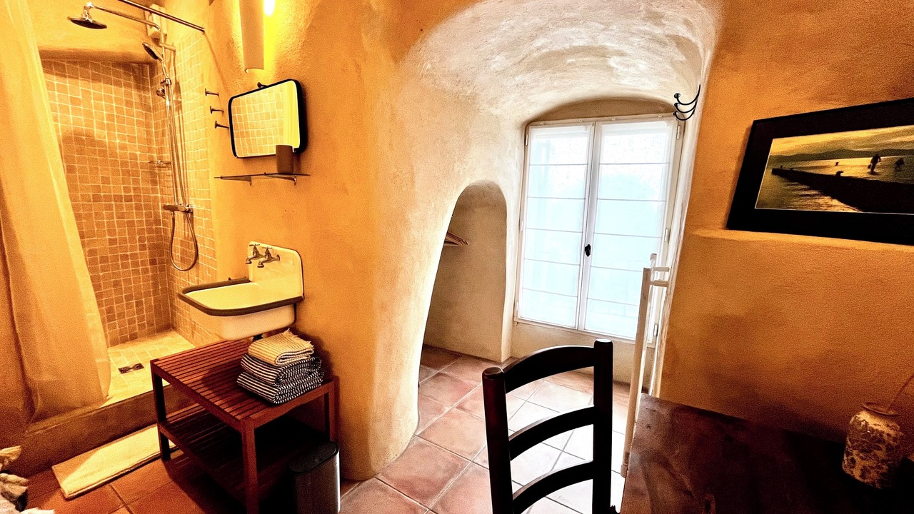 Photo of Bathroom in Sablet