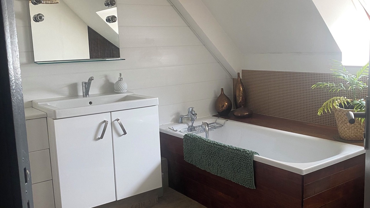 Photo of Bathroom in Chateauneuf-d'Ille-et-Vilaine