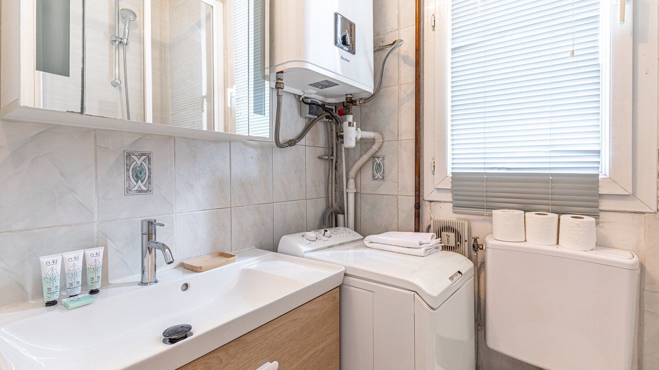 Photo of Bathroom in Republique–Point-du-Jour