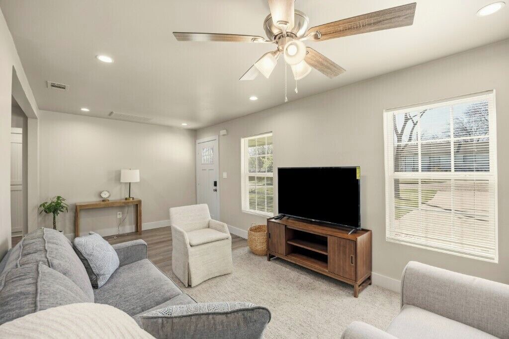 Photo of Livingroom in White Settlement