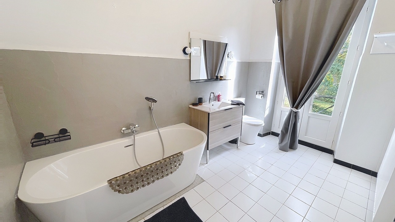 Photo of Bathroom in Castera-Verduzan