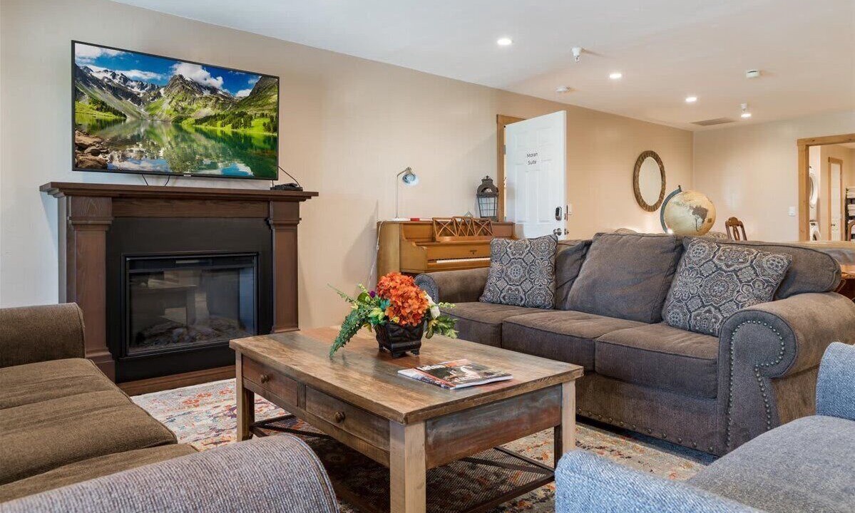 Photo of Livingroom in Leigh Creek Estates