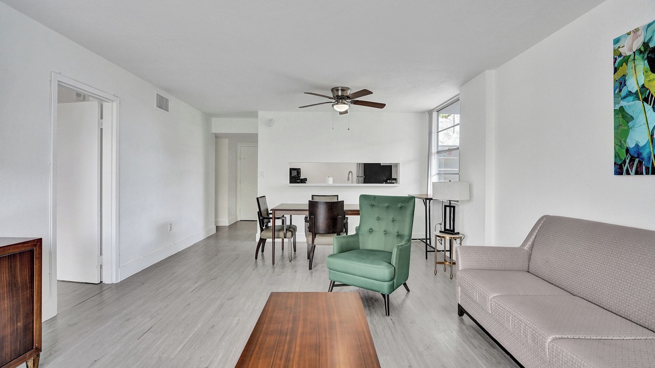 Photo of Livingroom in Golden Glades