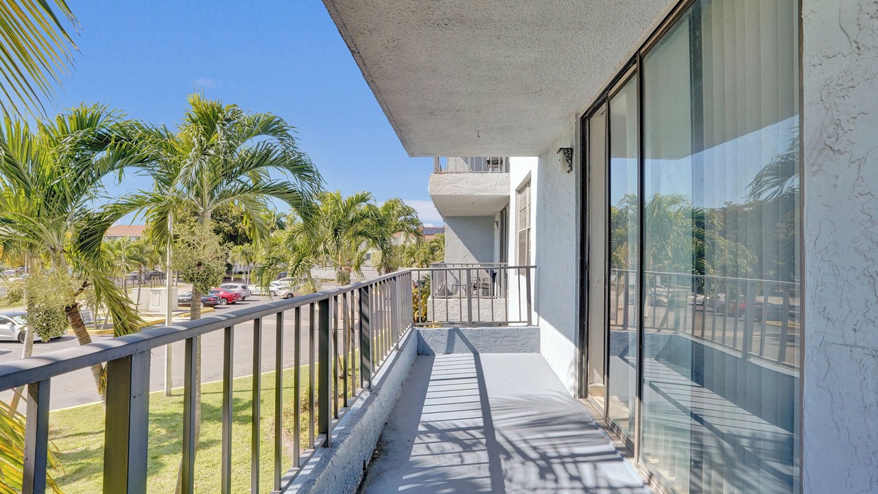 Photo of Patio Balcony in Golden Glades