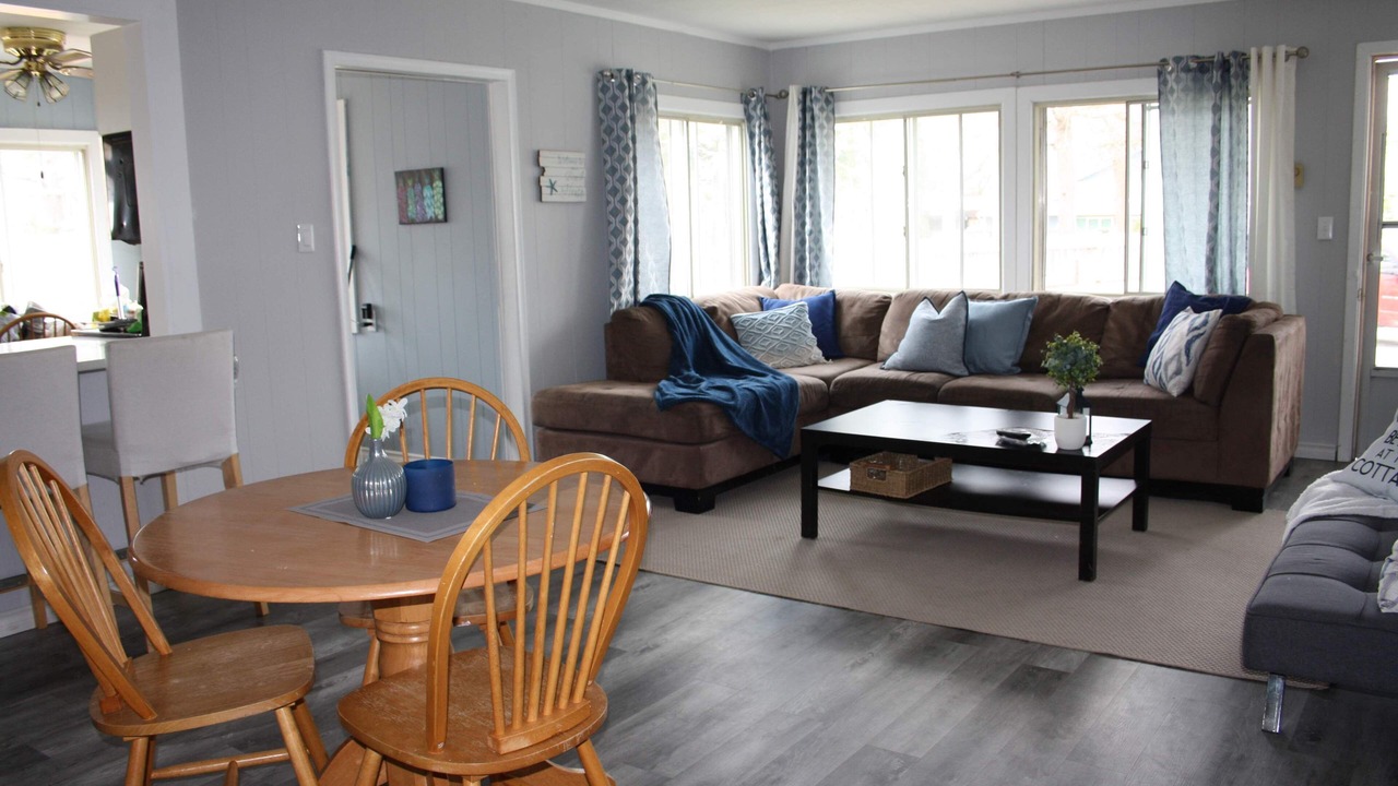 Photo of Livingroom in Grand Bend