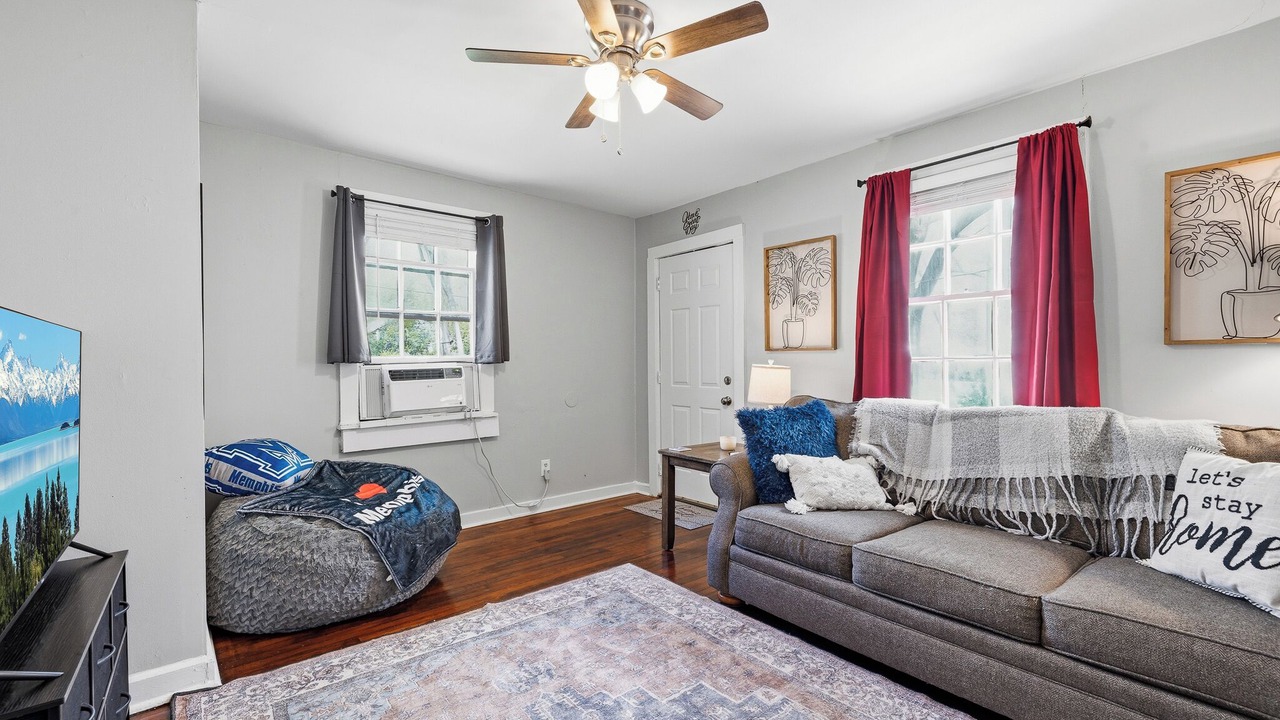 Photo of Livingroom in University District