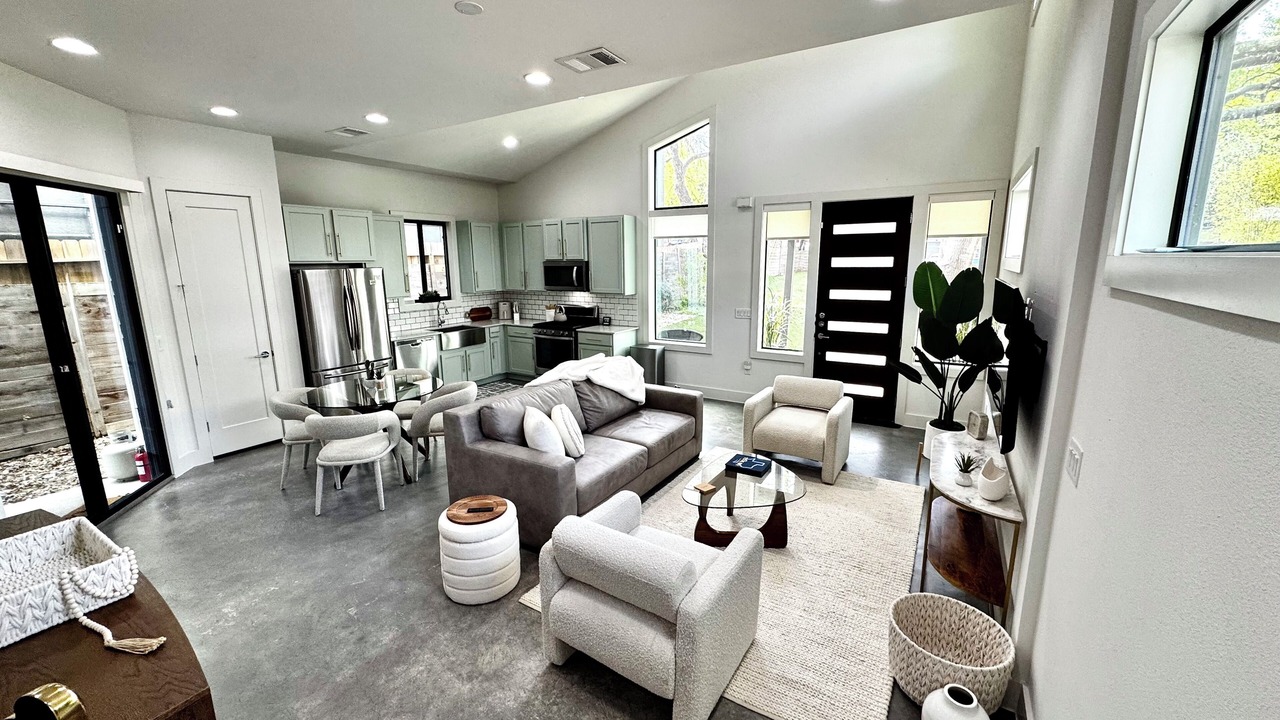 Photo of Livingroom in Greater South River City