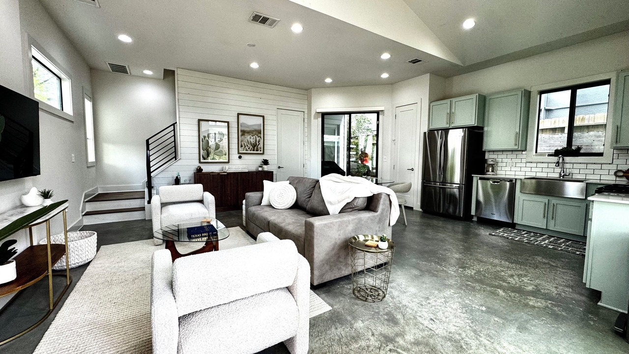 Photo of Livingroom in Greater South River City