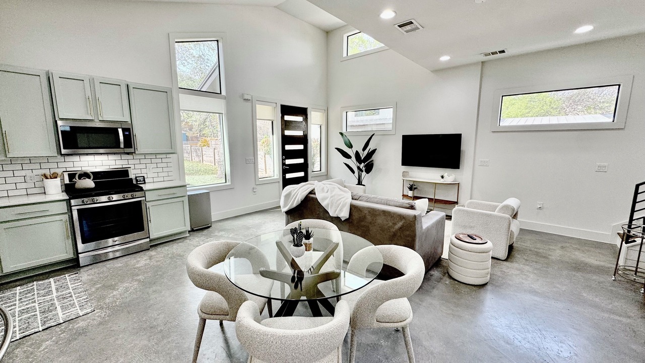 Photo of Livingroom in Greater South River City