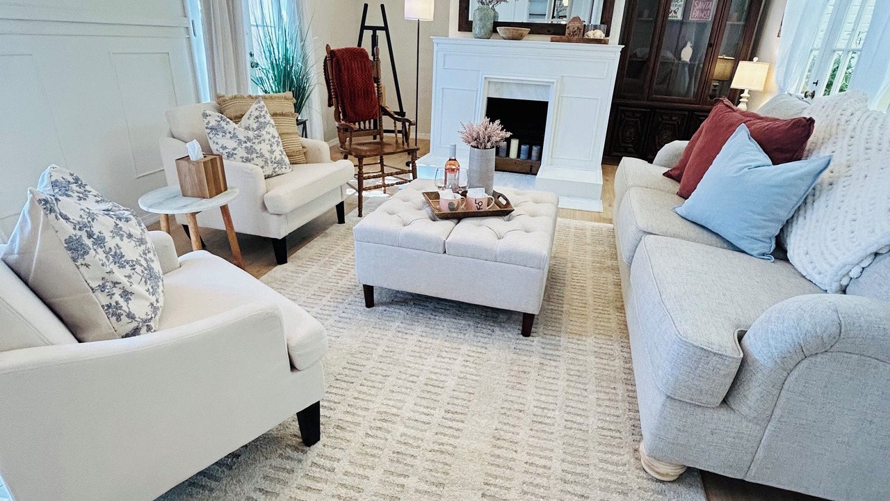 Photo of Livingroom in Sayles Blvd. Area