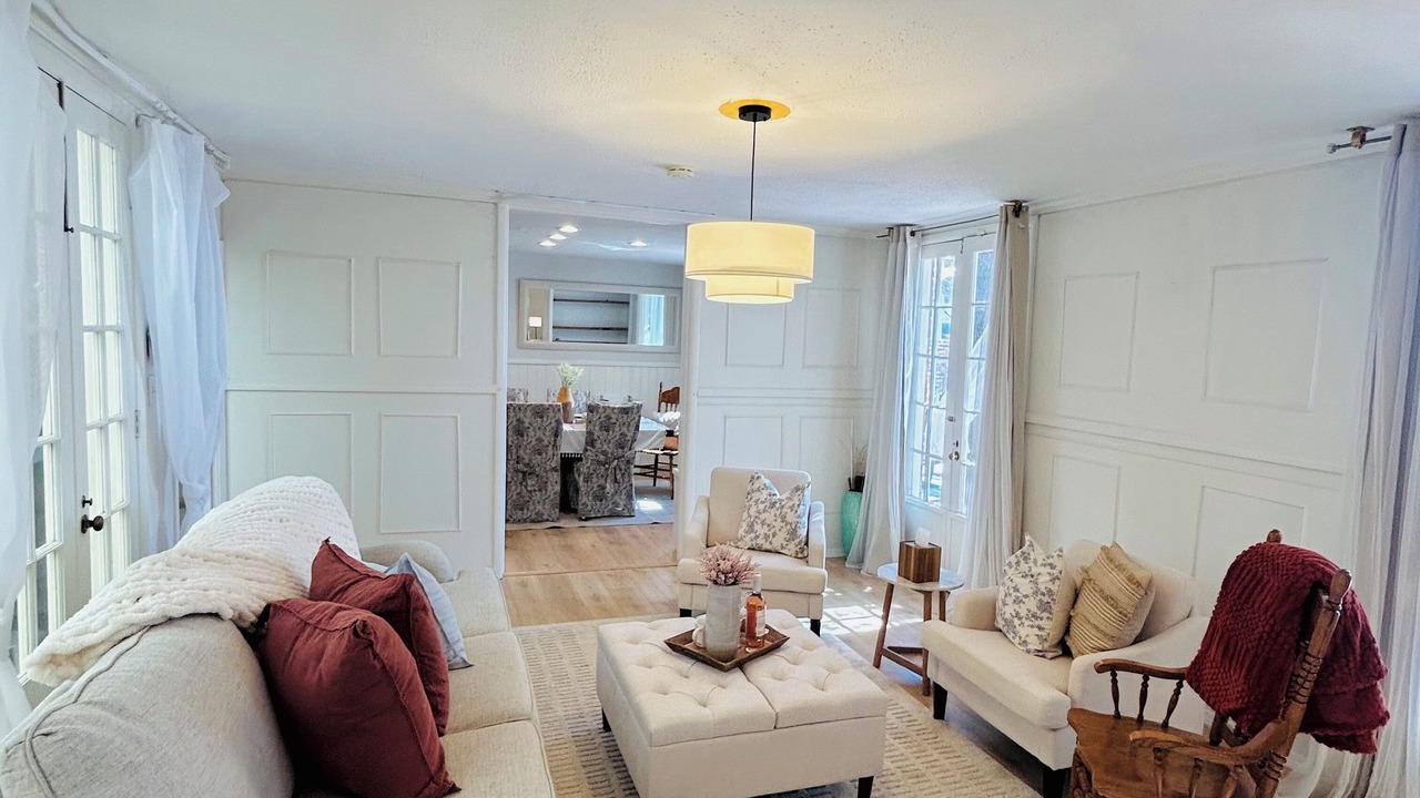 Photo of Livingroom in Sayles Blvd. Area