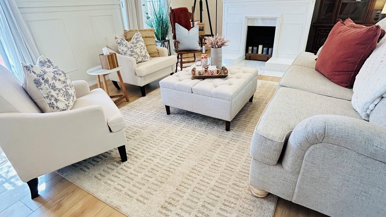 Photo of Livingroom in Sayles Blvd. Area