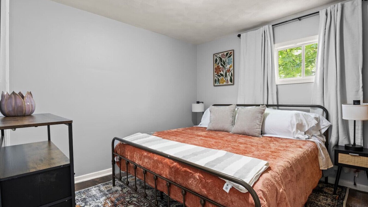 Photo of Bedroom in Lakeview